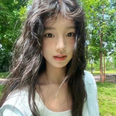 当她换上泳衣